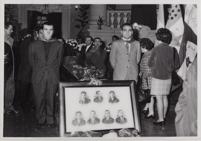 Gattatico-Reggio Emilia, 27-30 marzo 1970, Funerali di Alcide Cervi, camera ardente di Alcide nella Sala del Tricolore di Reggio Emilia, picchetto d'onore